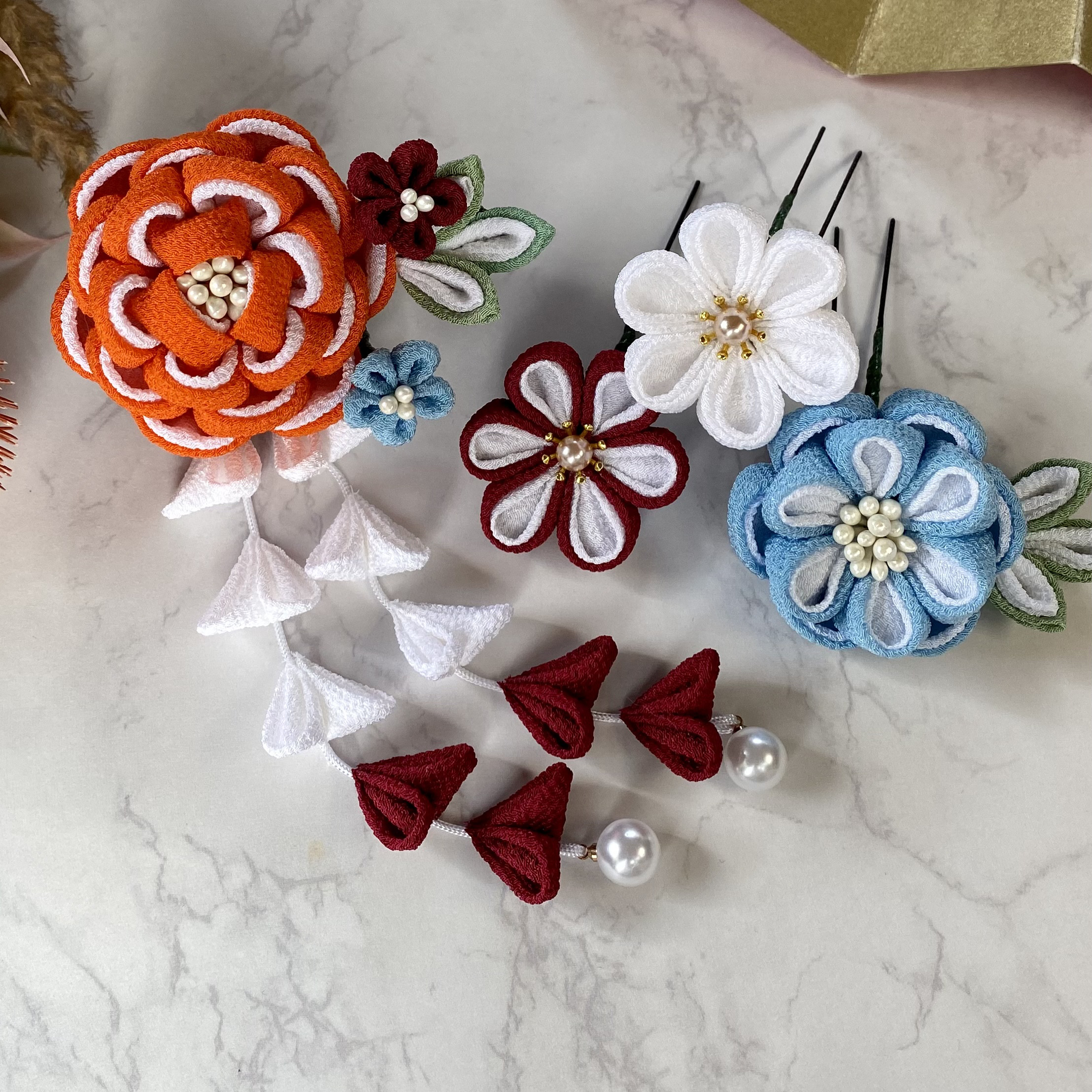 【ひだまり】〈カメリア椿〉⭐︎OP充実⭐︎ 髪飾り 卒業式 成人式 赤 七五三 つまみ細工 オレンジ 水色