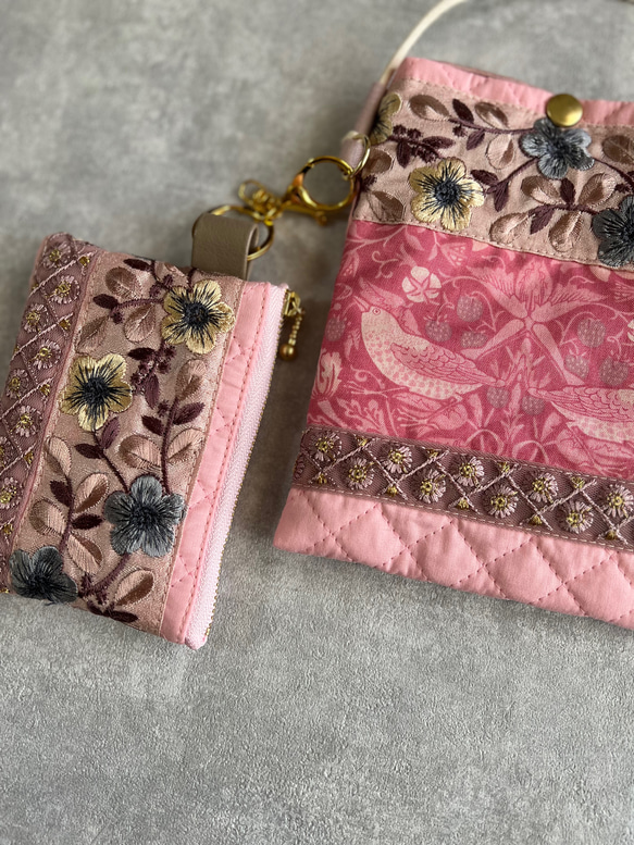 モリス★いちご泥棒×インド刺繍★ふんわりキルト☆スマホポシェット＆キーホルダー付きポーチセット【さくらピンク】 4枚目の画像