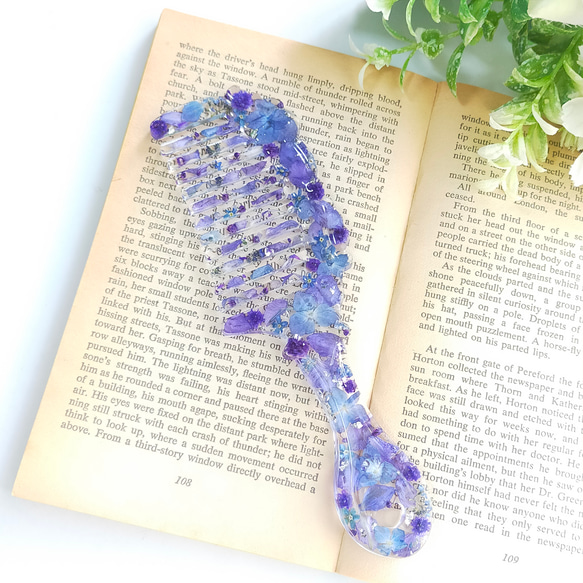 〜ドライフラワーのアンティークヘアコーム　ブルー〜　ヘアブラシ　櫛　花　レジン　クリア　クリニック什器　アクセサリー　 2枚目の画像