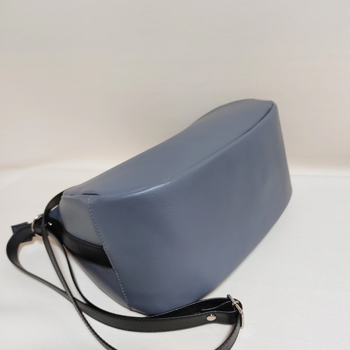 マチ広レザー（pvc）ショルダーバッグ（ライトグレー