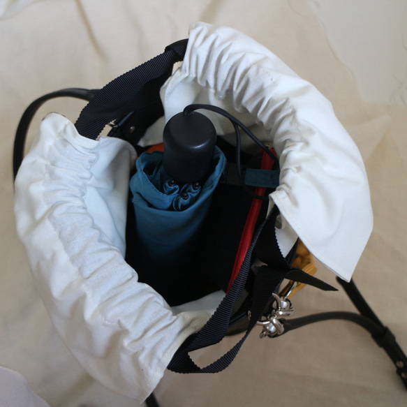 （受注生産） Creema限定　レザーの三つ編み持ち手 2WAYバケットバッグ  本革　ギフト　母の日  巾着バッグ　 11枚目の画像