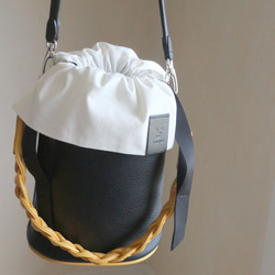 （受注生産） Creema限定　レザーの三つ編み持ち手 2WAYバケットバッグ  本革　ギフト　母の日  巾着バッグ　 3枚目の画像
