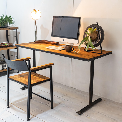 古い鉄脚と古材のテーブル　ワークデスク　机　作業台　古家具　古道具 古い鉄脚と古材のテーブル 棚付き 机 作業台 古家具 古道具