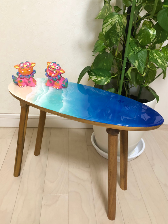海のある暮らし　組み立て式ミニテーブル　サーフボード型　花台　海レジン　レジンアート　海　インテリア　プランター　 3枚目の画像