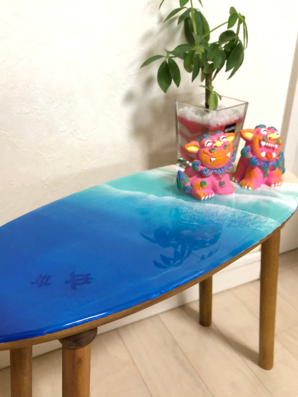 海のある暮らし　組み立て式ミニテーブル　サーフボード型　花台　海レジン　レジンアート　海　インテリア　プランター　 4枚目の画像