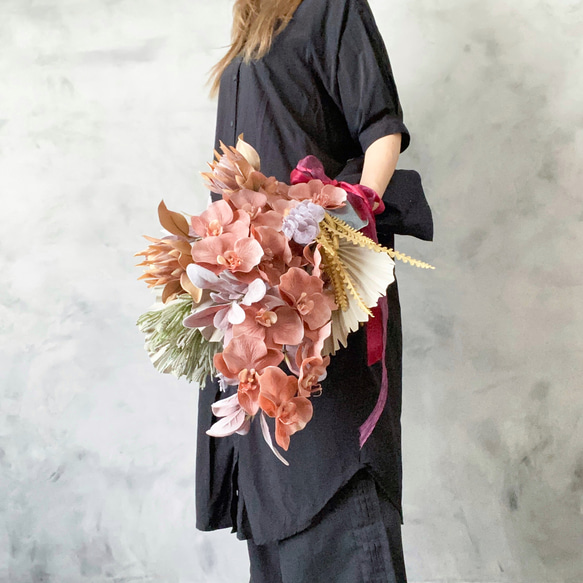 くすみピンク胡蝶蘭のモードな大人ブーケ ブーケ Flowerdesign