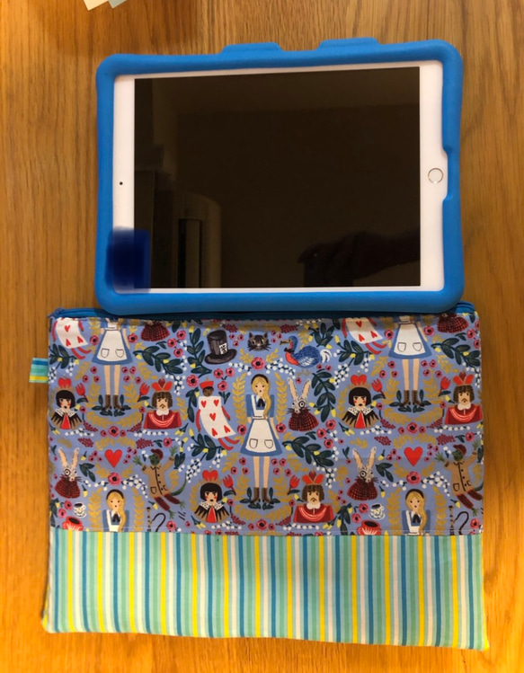 iPadタブレットケース　小学生用　不思議の国のアリス　ブルー 3枚目の画像