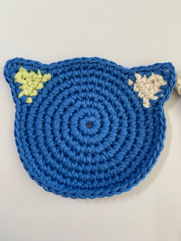 おばあちゃんが編む〝気まぐれ猫コースター〟※爽やかブルー×クリーム 2枚目の画像