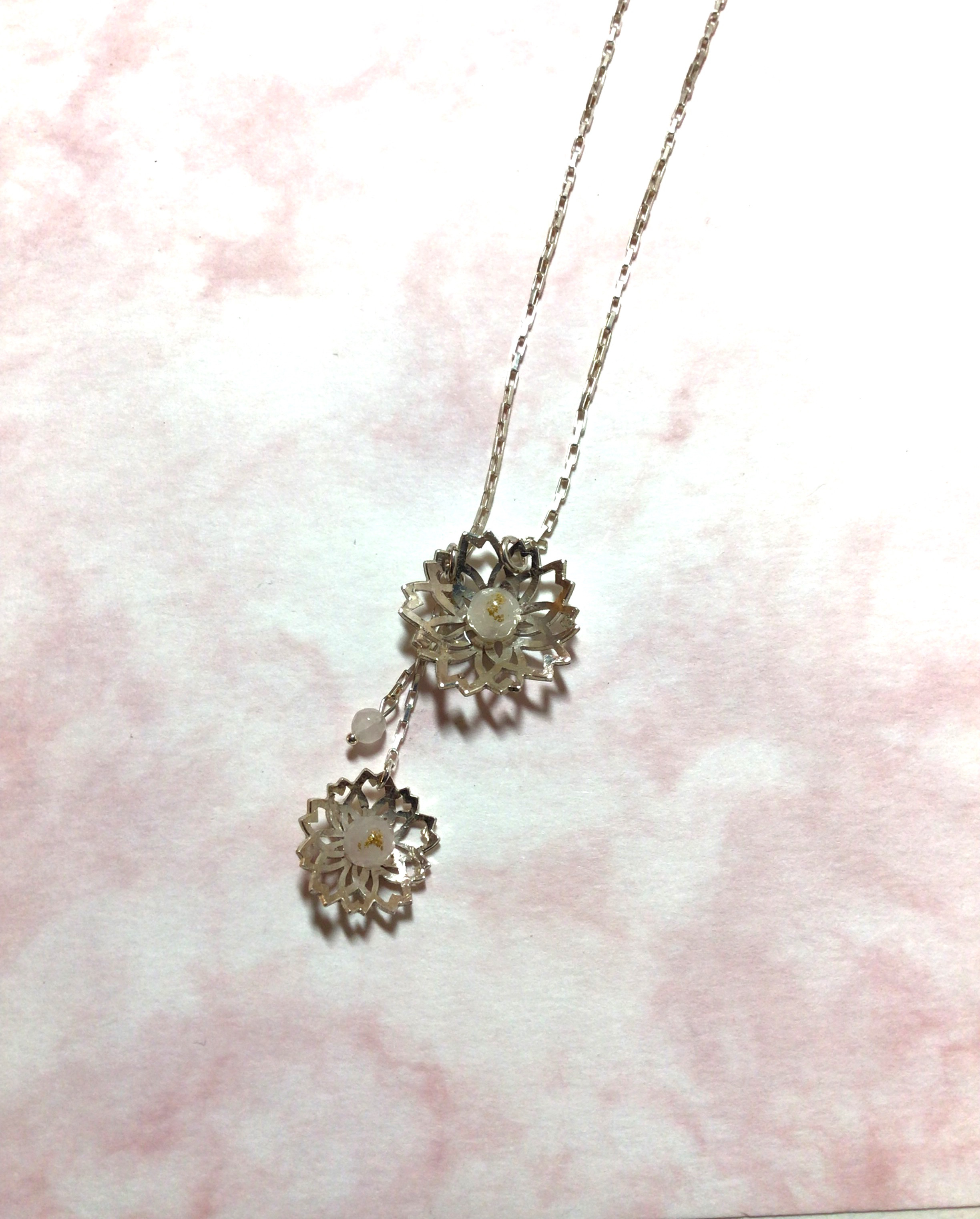 銀のペンダント　桜(八重桜)