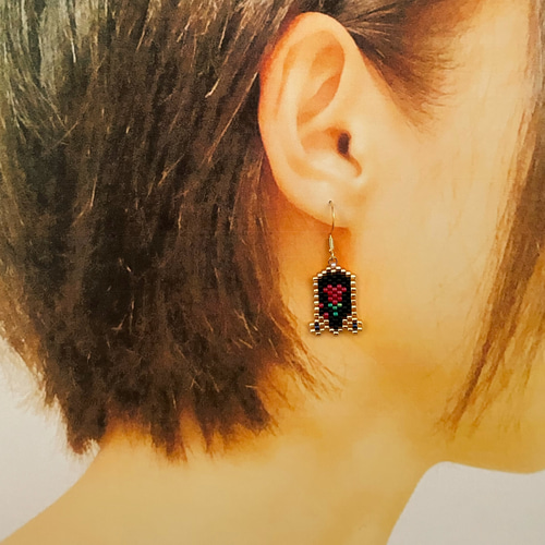 デリカビーズピアス/イヤリング バラ(黒) ピアス（フック・チェーン 