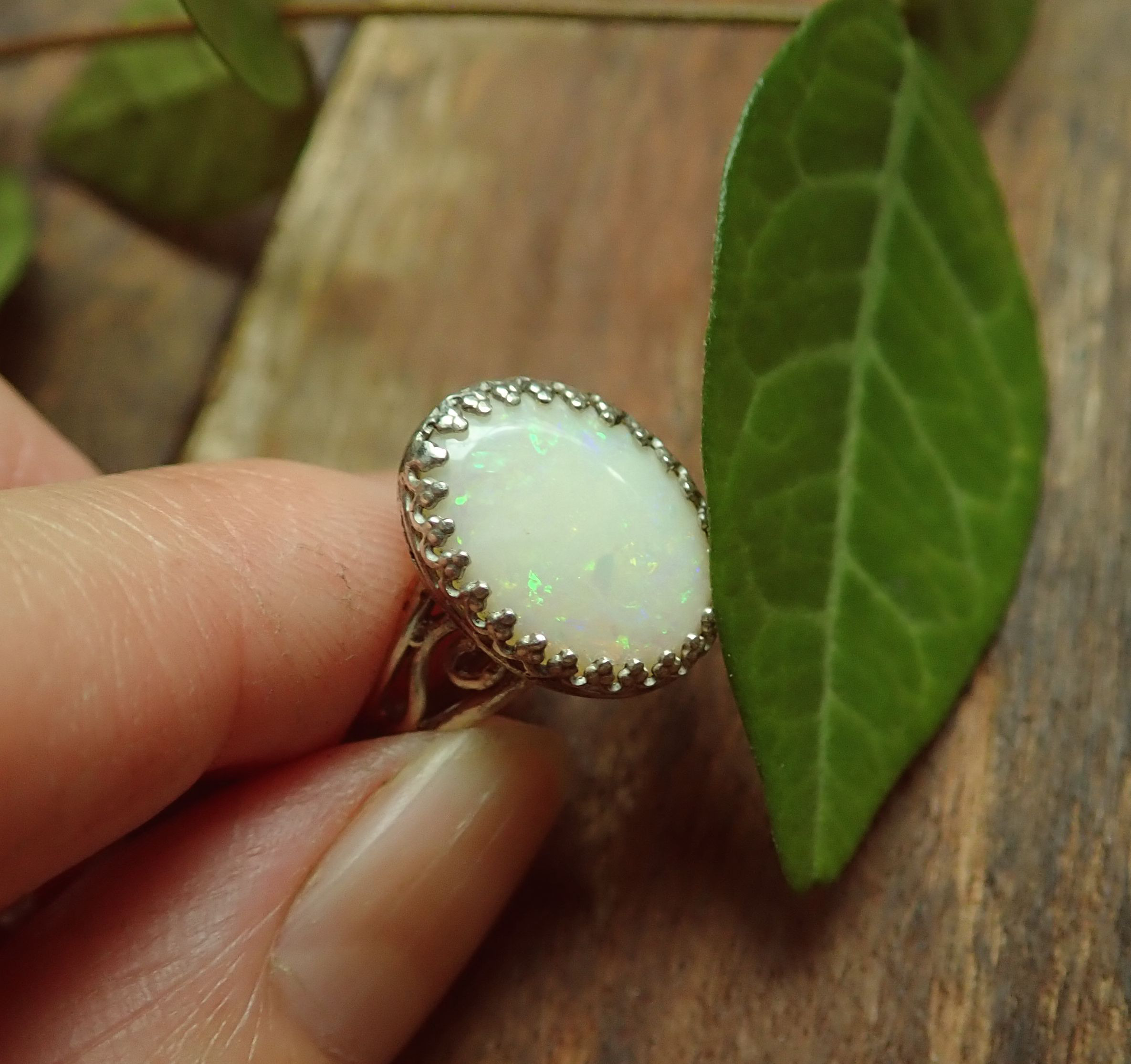 ホワイトオパールの大粒リング 9,000円