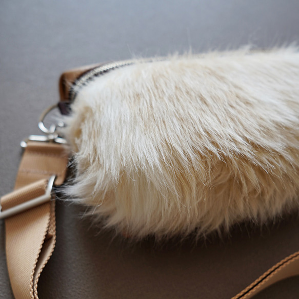 お出掛けに【秋冬ファーのミニショルダーバッグ】バイカラー クロスボディバッグ（ベージュ）エコレザーバッグ 5枚目の画像