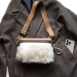 お出掛けに【秋冬ファーのミニショルダーバッグ】バイカラー クロスボディバッグ（ベージュ）エコレザーバッグ 6枚目の画像