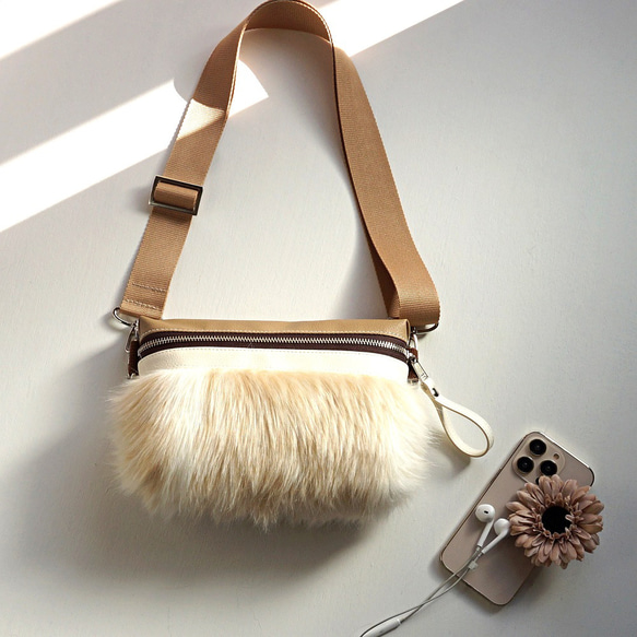 お出掛けに【秋冬ファーのミニショルダーバッグ】バイカラー クロスボディバッグ（ベージュ）エコレザーバッグ 4枚目の画像