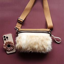 お出掛けに【秋冬ファーのミニショルダーバッグ】バイカラー クロスボディバッグ（ベージュ）エコレザーバッグ 1枚目の画像