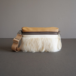 お出掛けに【秋冬ファーのミニショルダーバッグ】バイカラー クロスボディバッグ（ベージュ）エコレザーバッグ 7枚目の画像
