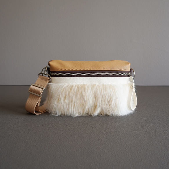 お出掛けに【秋冬ファーのミニショルダーバッグ】バイカラー クロスボディバッグ（ベージュ）エコレザーバッグ 7枚目の画像