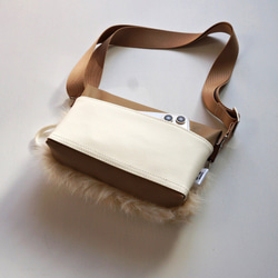 お出掛けに【秋冬ファーのミニショルダーバッグ】バイカラー クロスボディバッグ（ベージュ）エコレザーバッグ 3枚目の画像