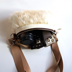 お出掛けに【秋冬ファーのミニショルダーバッグ】バイカラー クロスボディバッグ（ベージュ）エコレザーバッグ 2枚目の画像