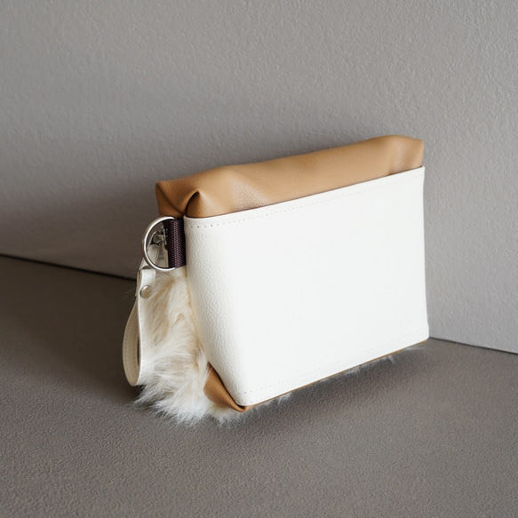 お出掛けに【秋冬ファーのミニショルダーバッグ】バイカラー クロスボディバッグ（ベージュ）エコレザーバッグ 8枚目の画像
