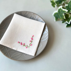 繋がる思いの芝桜｜ソフトリネンの手刺繍ハンカチ *かど花シリーズ