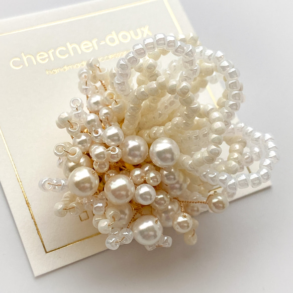 珍珠花朵胸花/胸針，淺米色 | 儀式 | 入場儀式 | 畢業典禮 | 婚禮 | 場合 [補貨] 第4張的照片
