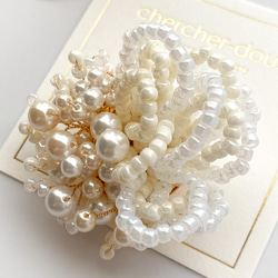 珍珠花朵胸花/胸針，淺米色 | 儀式 | 入場儀式 | 畢業典禮 | 婚禮 | 場合 [補貨] 第3張的照片