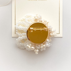 珍珠花朵胸花/胸針，淺米色 | 儀式 | 入場儀式 | 畢業典禮 | 婚禮 | 場合 [補貨] 第5張的照片