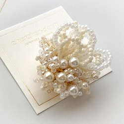 珍珠花朵胸花/胸針，淺米色 | 儀式 | 入場儀式 | 畢業典禮 | 婚禮 | 場合 [補貨] 第2張的照片