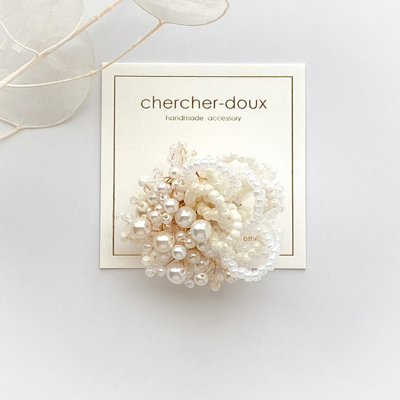 珍珠花朵胸花/胸針，淺米色 | 儀式 | 入場儀式 | 畢業典禮 | 婚禮 | 場合 [補貨] 第1張的照片