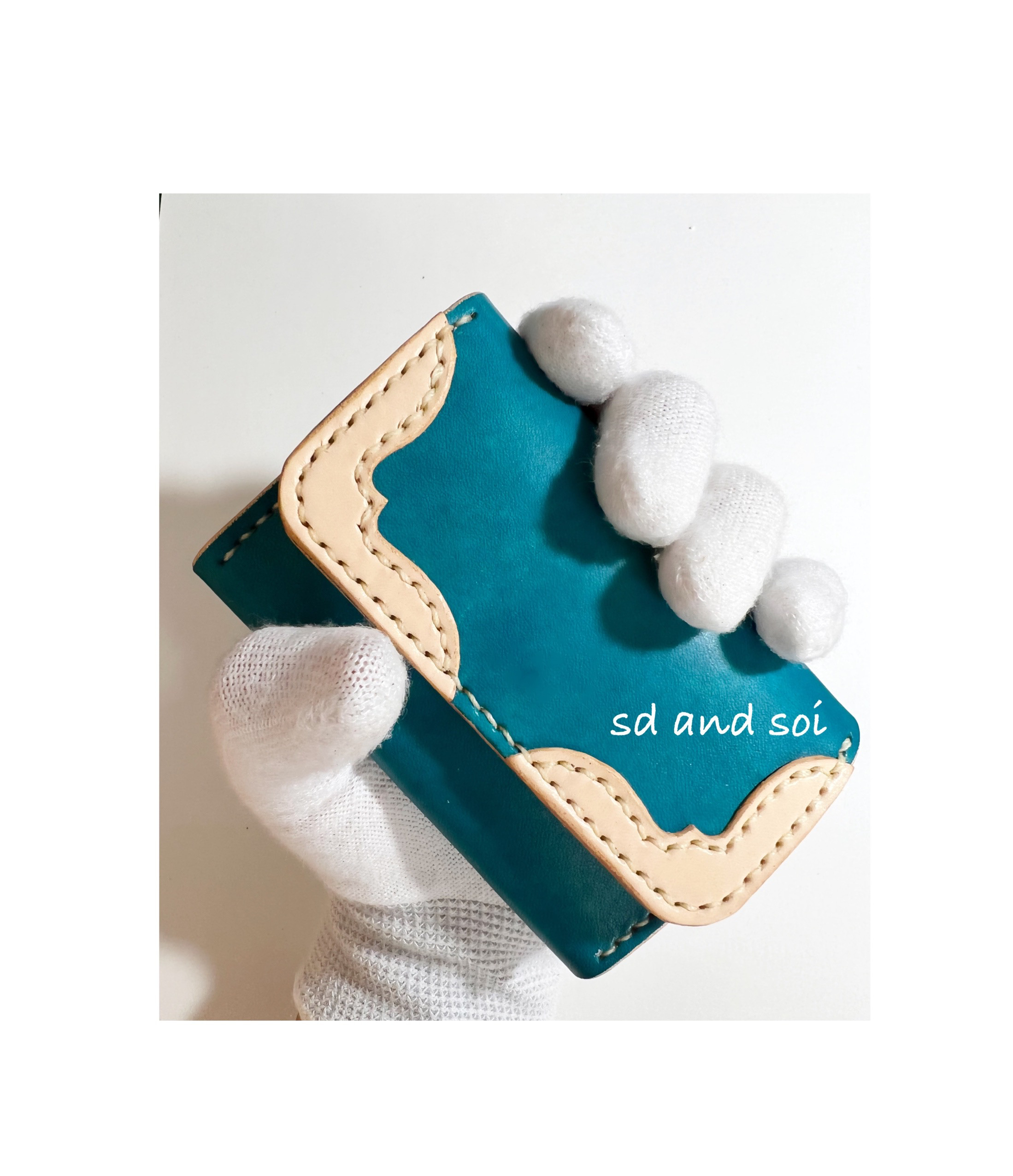 手のひらサイズのレザーウォレット