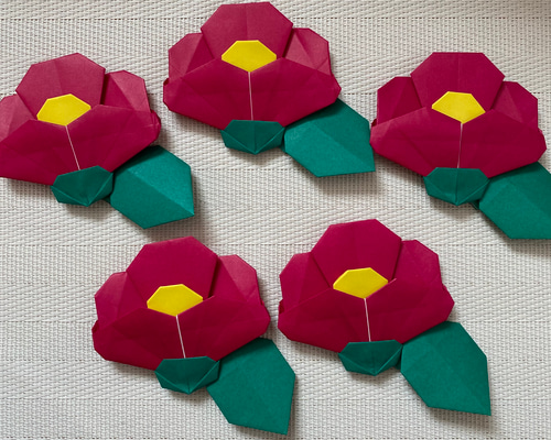 購入不可ツバキ赤、白、ピンク折り紙、色画用紙壁面1000円