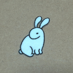 見てるうさぎの刺繍ワッペン/干支卯 ウサギ 兎/選べるサイズ 2枚目の画像