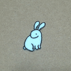 見てるうさぎの刺繍ワッペン/干支卯 ウサギ 兎/選べるサイズ 1枚目の画像