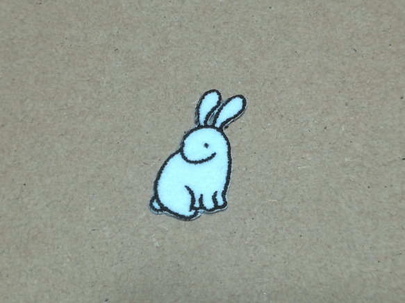 見てるうさぎの刺繍ワッペン/干支卯 ウサギ 兎/選べるサイズ 1枚目の画像