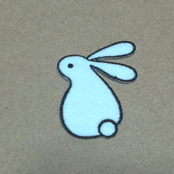 見上げるうさぎの刺繍ワッペン/干支卯 ウサギ 兎/選べるサイズ 2枚目の画像