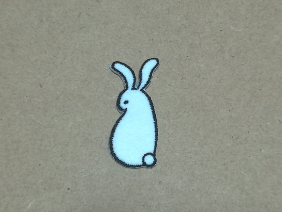 後ろ姿うさぎの刺繍ワッペン/干支卯 ウサギ 兎/選べるサイズ 2枚目の画像