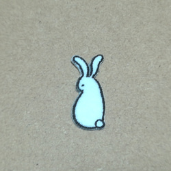 後ろ姿うさぎの刺繍ワッペン/干支卯 ウサギ 兎/選べるサイズ 1枚目の画像