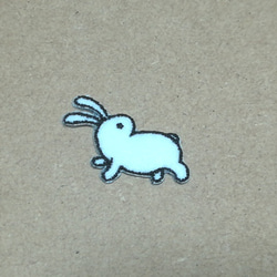 振り返るうさぎの刺繍ワッペン/干支卯 ウサギ 兎/選べるサイズ 1枚目の画像