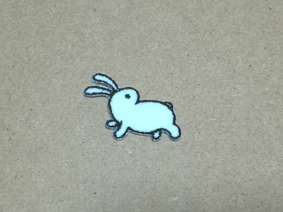 振り返るうさぎの刺繍ワッペン/干支卯 ウサギ 兎/選べるサイズ 1枚目の画像