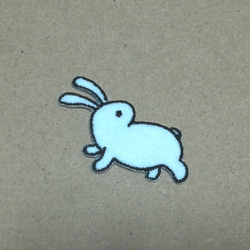 振り返るうさぎの刺繍ワッペン/干支卯 ウサギ 兎/選べるサイズ 2枚目の画像