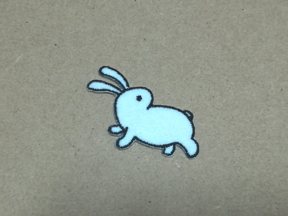 振り返るうさぎの刺繍ワッペン/干支卯 ウサギ 兎/選べるサイズ 2枚目の画像