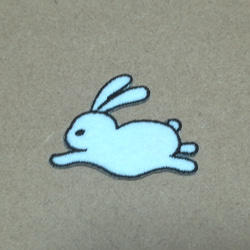 跳ねるうさぎの刺繍ワッペン/干支卯 ウサギ 兎/選べるサイズ 2枚目の画像