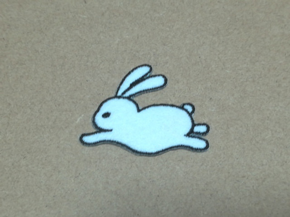 跳ねるうさぎの刺繍ワッペン/干支卯 ウサギ 兎/選べるサイズ 2枚目の画像