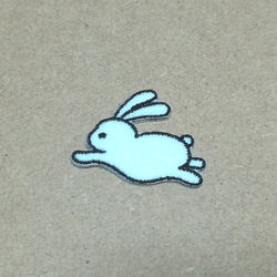 跳ねるうさぎの刺繍ワッペン/干支卯 ウサギ 兎/選べるサイズ 1枚目の画像