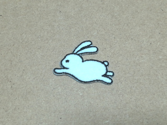 跳ねるうさぎの刺繍ワッペン/干支卯 ウサギ 兎/選べるサイズ 1枚目の画像