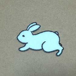 走るうさぎの刺繍ワッペン/干支卯 ウサギ 兎/選べるサイズ 2枚目の画像