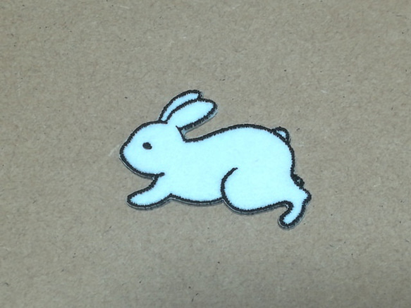 走るうさぎの刺繍ワッペン/干支卯 ウサギ 兎/選べるサイズ 2枚目の画像