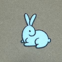 座るうさぎの刺繍ワッペン/干支卯 ウサギ 兎/選べるサイズ 2枚目の画像