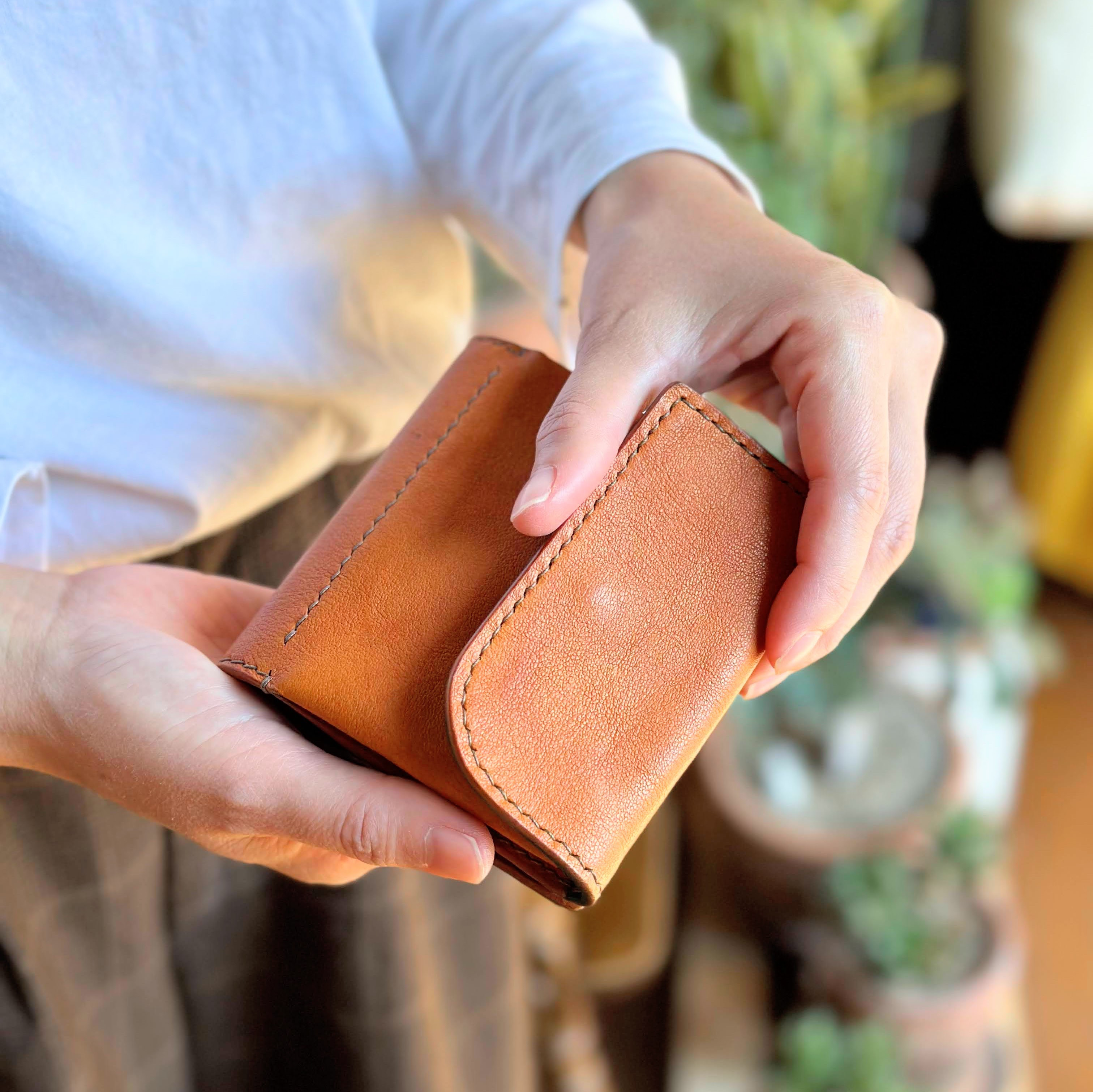 【現行】イルビゾンテ　三つ折り財布　金ボタン　レザー　シボ革　ロゴ　ネイビー 現行】イルビゾンテ 三つ折り財布 金ボタン レザー シボ革 ロゴ
